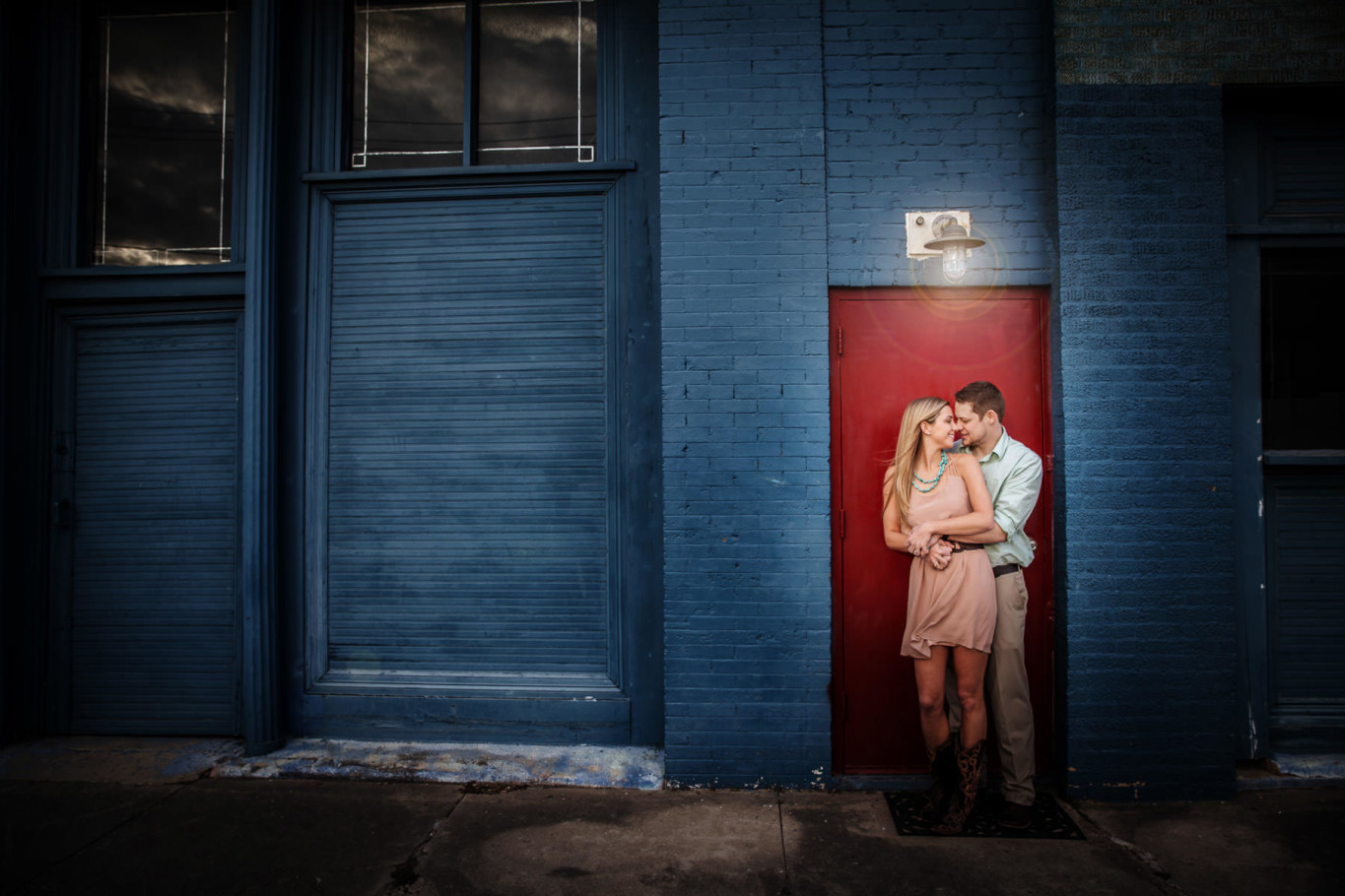 houston downtown blue wall engagement portrait by steve lee photography