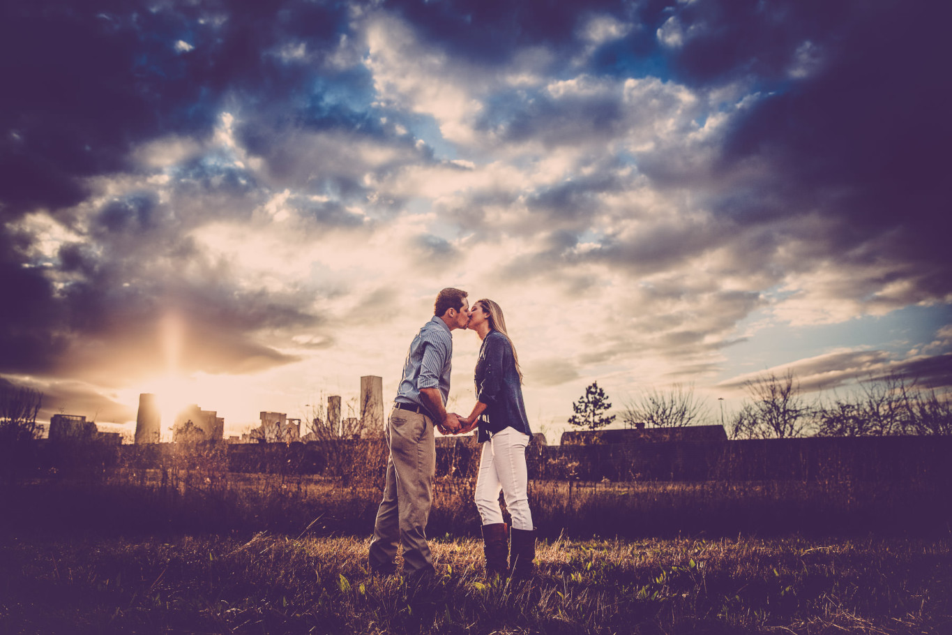 houston downtown skyline hogoboom engagement portrait kiss by steve lee photography