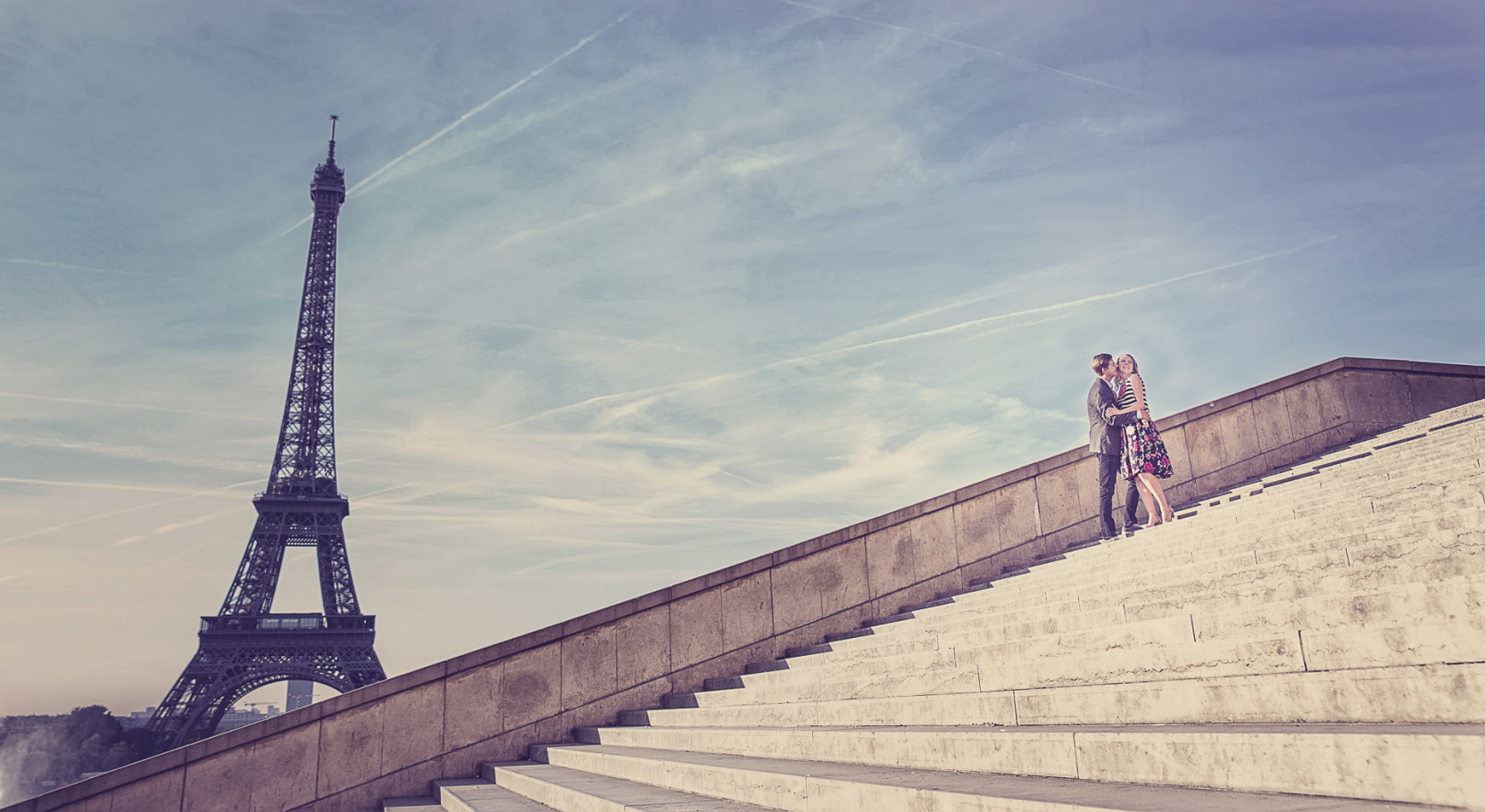 Paris engagement by steve lee photography eiffel tower kiss