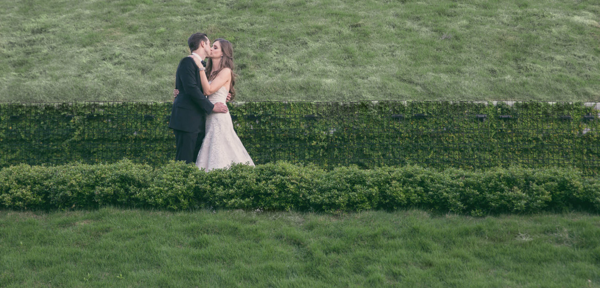 hartz houston wedding at mcgovern centennial garden the mount couple kiss by steve lee photography